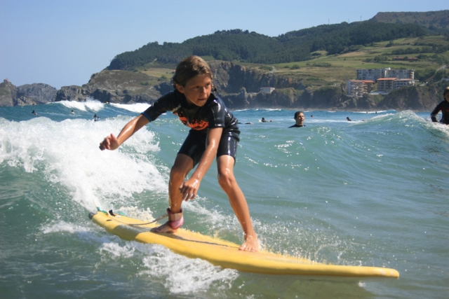  Kleiner Junge beginnt mit dem Surfen 